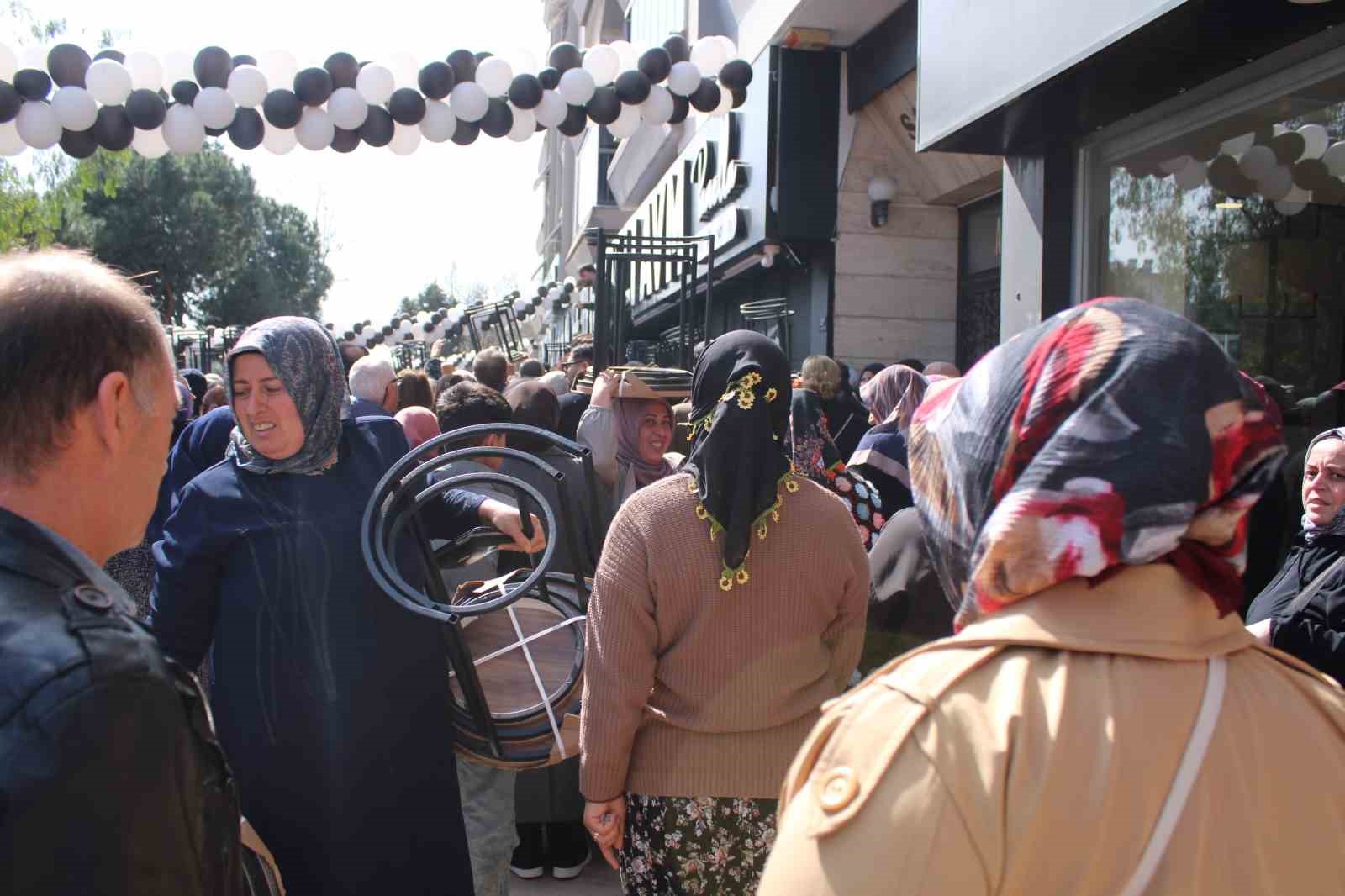 Aydın’da ’indirimli eşya’ izdihamı: Ezilen ve bayılan vatandaşlar hastaneye kaldırıldı 6 aydinda indirimli esya izdihami ezilen ve bayilan vatandaslar hastaneye kaldirildi 2 qZOsuU4c