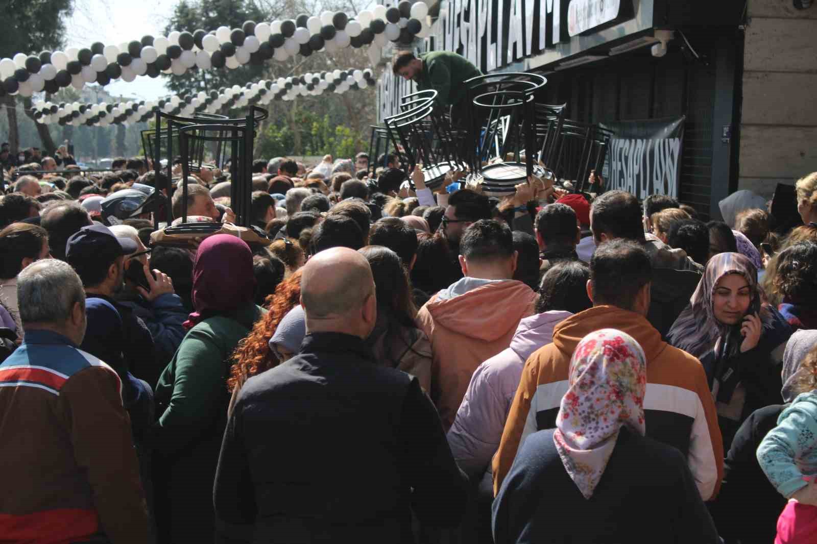 Aydın’da ’indirimli eşya’ izdihamı: Ezilen ve bayılan vatandaşlar hastaneye kaldırıldı 7 aydinda indirimli esya izdihami ezilen ve bayilan vatandaslar hastaneye kaldirildi 3 J1hlyedi