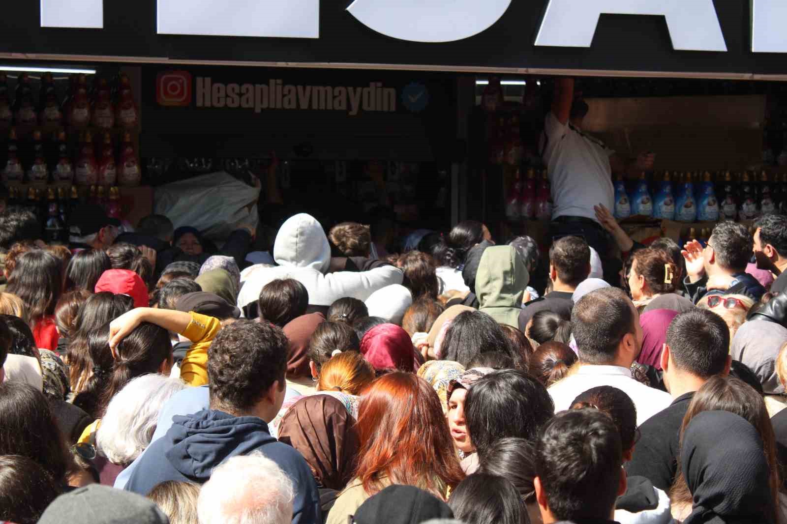 Aydın’da ’indirimli eşya’ izdihamı: Ezilen ve bayılan vatandaşlar hastaneye kaldırıldı 9 aydinda indirimli esya izdihami ezilen ve bayilan vatandaslar hastaneye kaldirildi 5 crdyDEXy