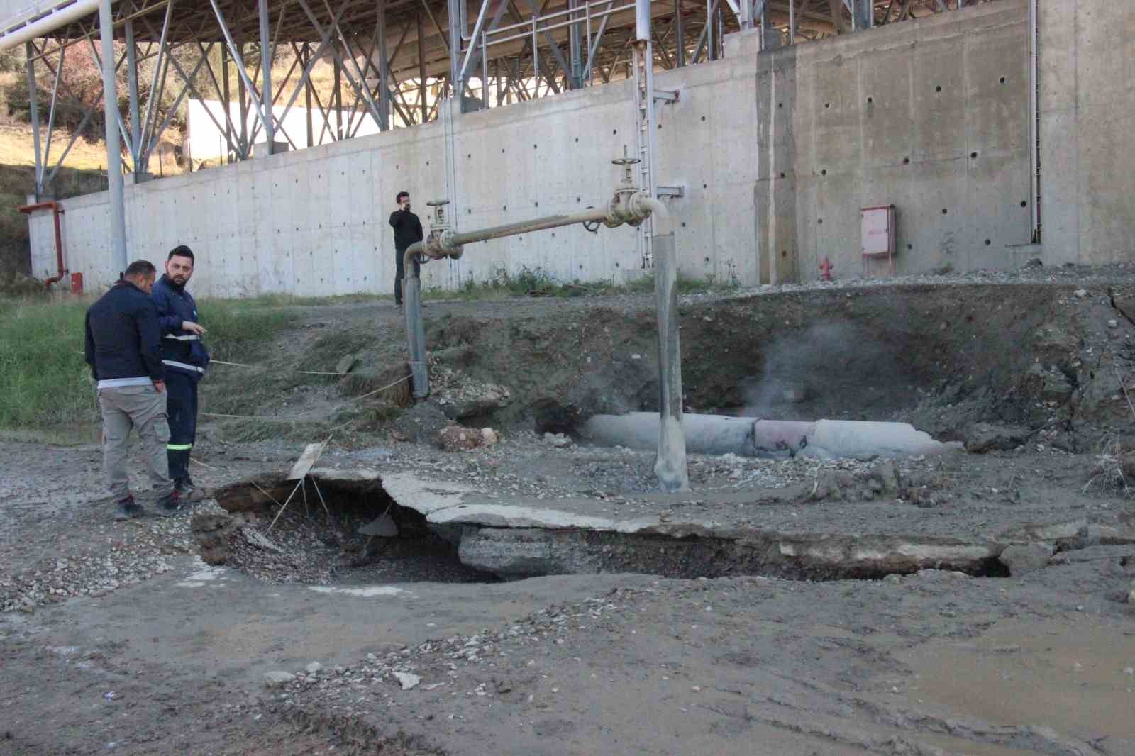 aydinda jeotermal akiskan iletim hatti patladi 170 derecelik su cevreye yayildi 5 plSLndEA