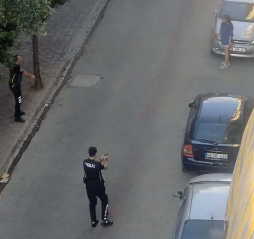 aydinda samuray kiliciyla sokaga cikan genc kiz dehset sacti 0 56TZF7Ie
