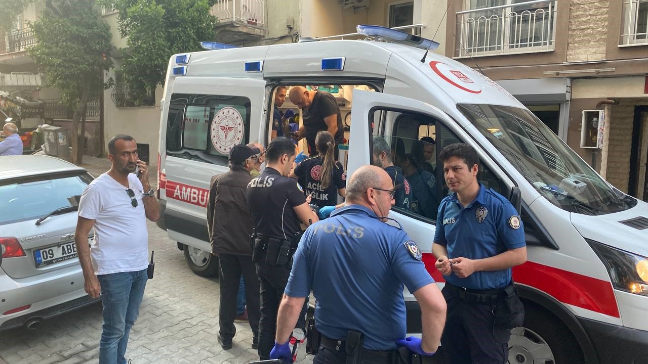 aydinda samuray kiliciyla sokaga cikan genc kiz dehset sacti 1 6GkKC6uF