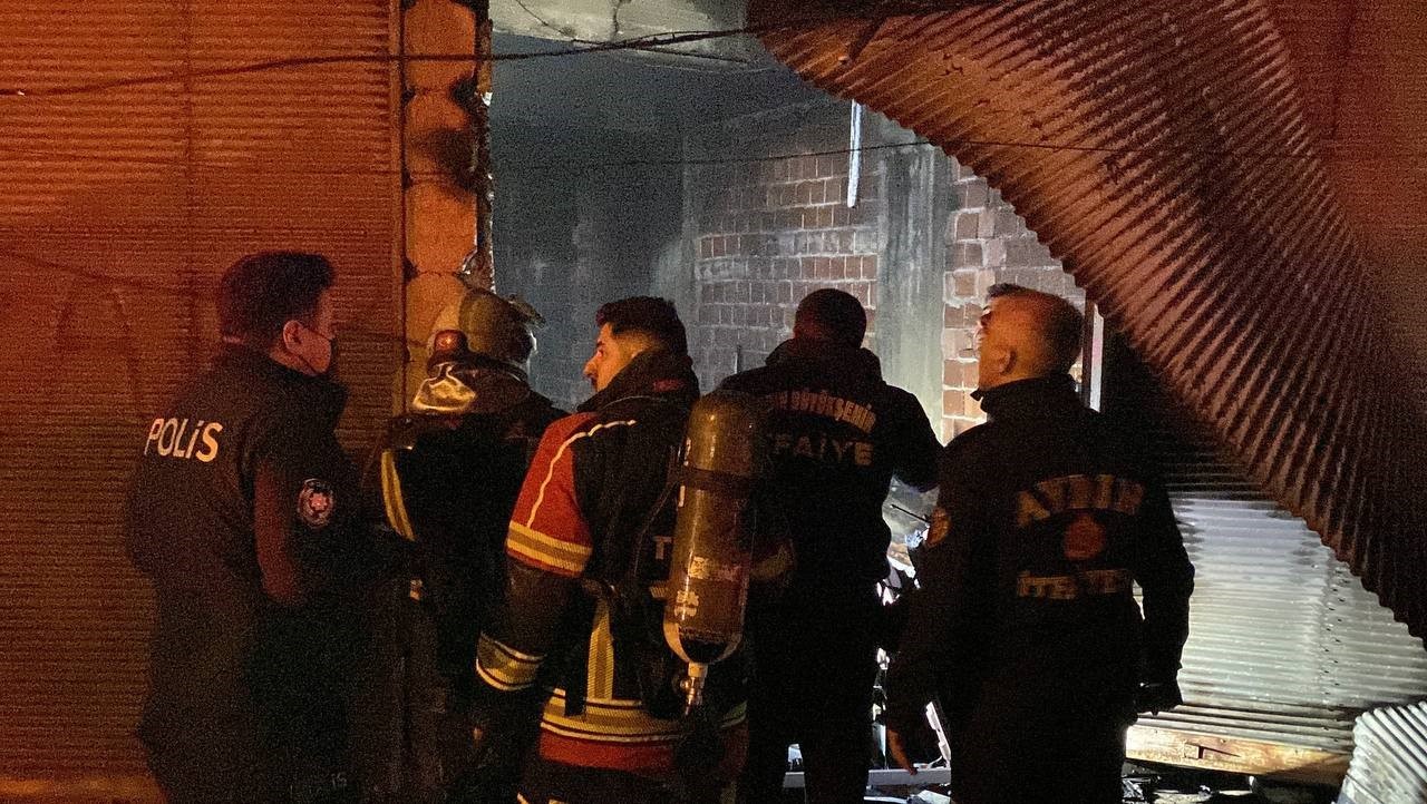 aydinda yangin dumandan etkilenen 2 kisi hastaneye kaldirildi 1 88c9K3UI