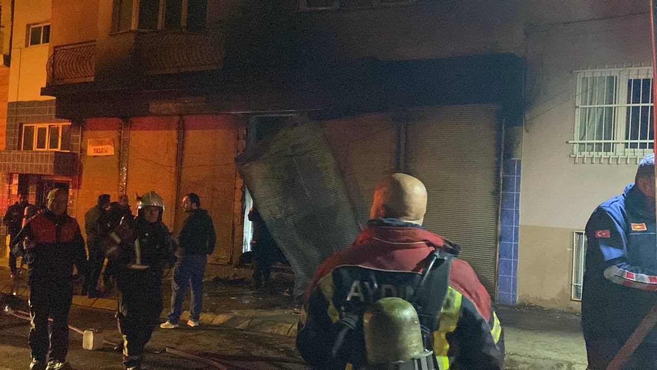 aydinda yangin dumandan etkilenen 2 kisi hastaneye kaldirildi 3 jBwuSMk6