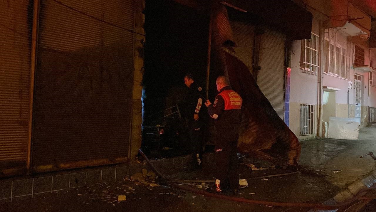 aydinda yangin dumandan etkilenen 2 kisi hastaneye kaldirildi 4 vUq96nEu