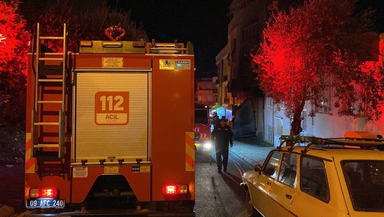 aydinda yangin dumandan etkilenen 2 kisi hastaneye kaldirildi 6 XmEAZQyN