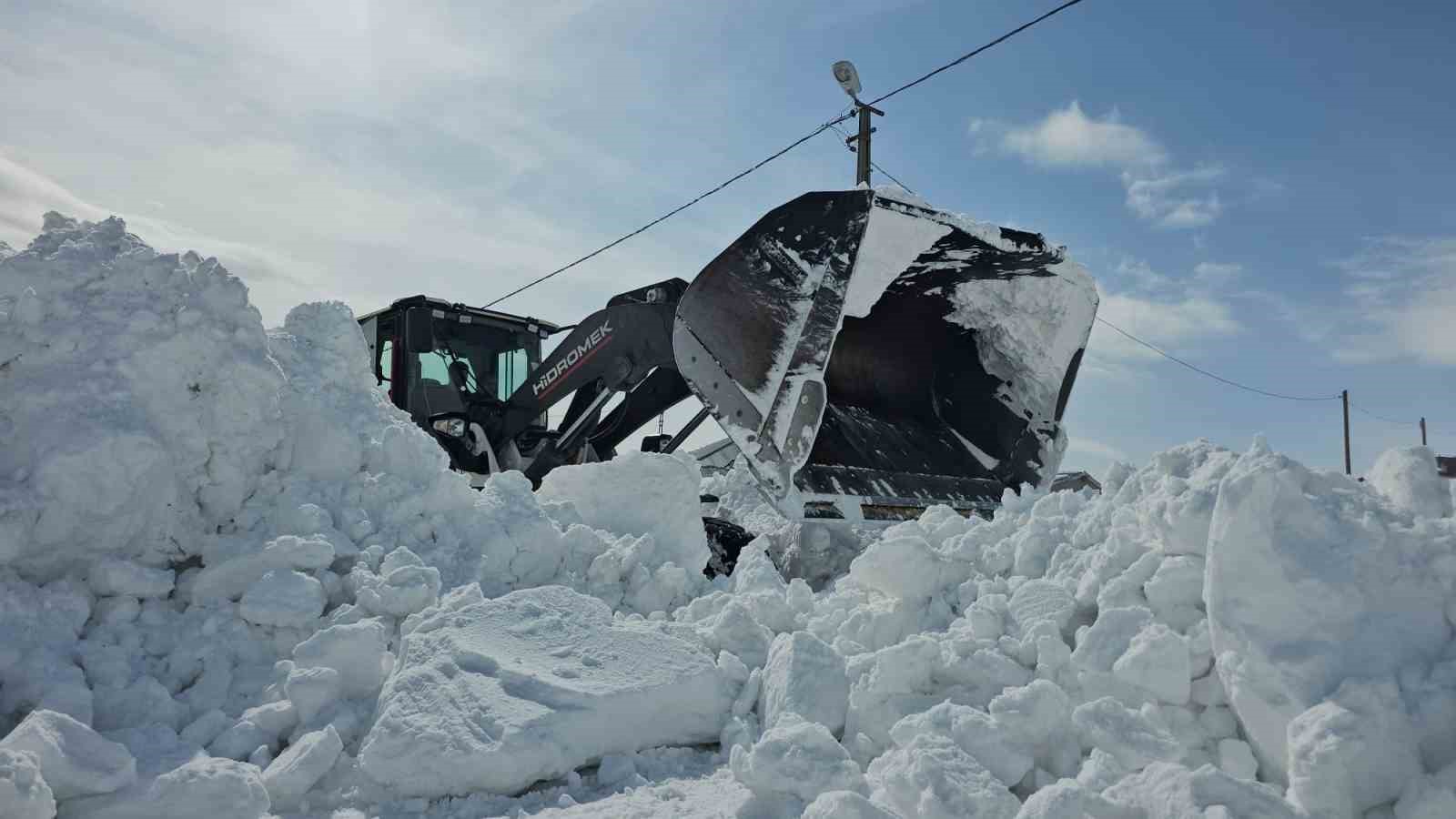 aydinlar beldesinde karla mucadele devam ediyor 2 BpfJGEMm