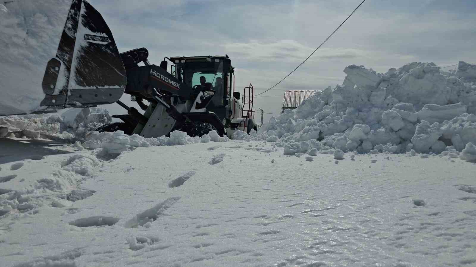 aydinlar beldesinde karla mucadele devam ediyor 5 lWDw37bM