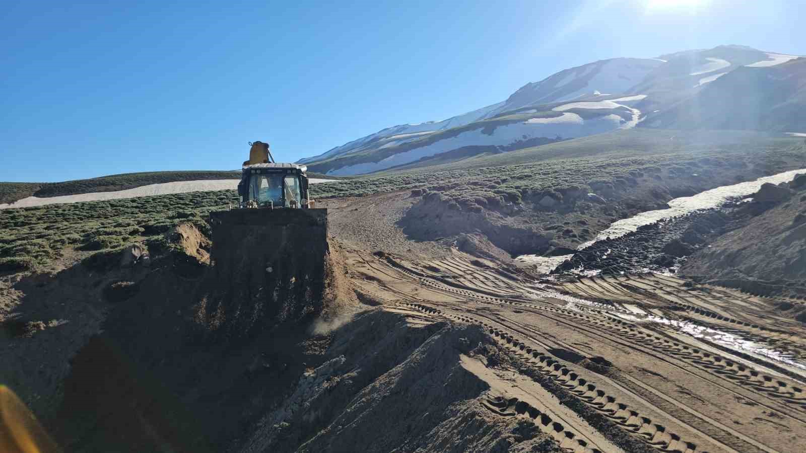 Aydınlar’da dağcılara büyük kolaylık: Süphan Dağı’nda yol açma çalışması 4 aydinlarda dagcilara buyuk kolaylik suphan daginda yol acma calismasi 0 SUcLJRH6