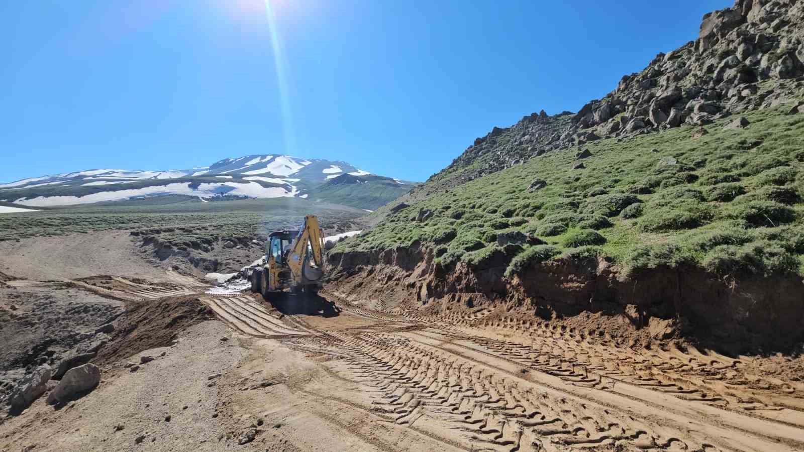 Aydınlar’da dağcılara büyük kolaylık: Süphan Dağı’nda yol açma çalışması 5 aydinlarda dagcilara buyuk kolaylik suphan daginda yol acma calismasi 1 XWEntYVJ