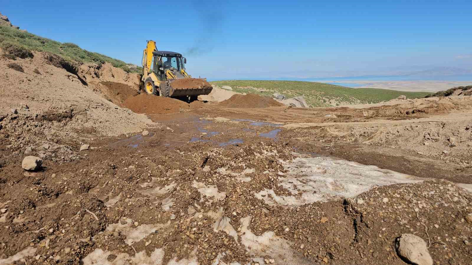 Aydınlar’da dağcılara büyük kolaylık: Süphan Dağı’nda yol açma çalışması 6 aydinlarda dagcilara buyuk kolaylik suphan daginda yol acma calismasi 2 9C5SUnK7
