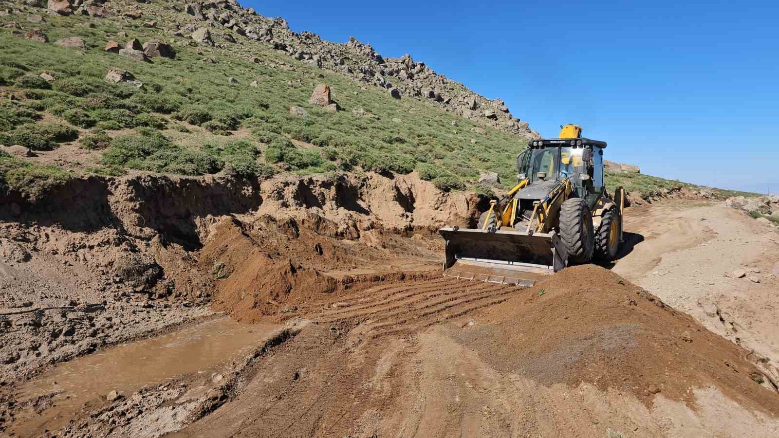 Aydınlar’da dağcılara büyük kolaylık: Süphan Dağı’nda yol açma çalışması 7 aydinlarda dagcilara buyuk kolaylik suphan daginda yol acma calismasi 3