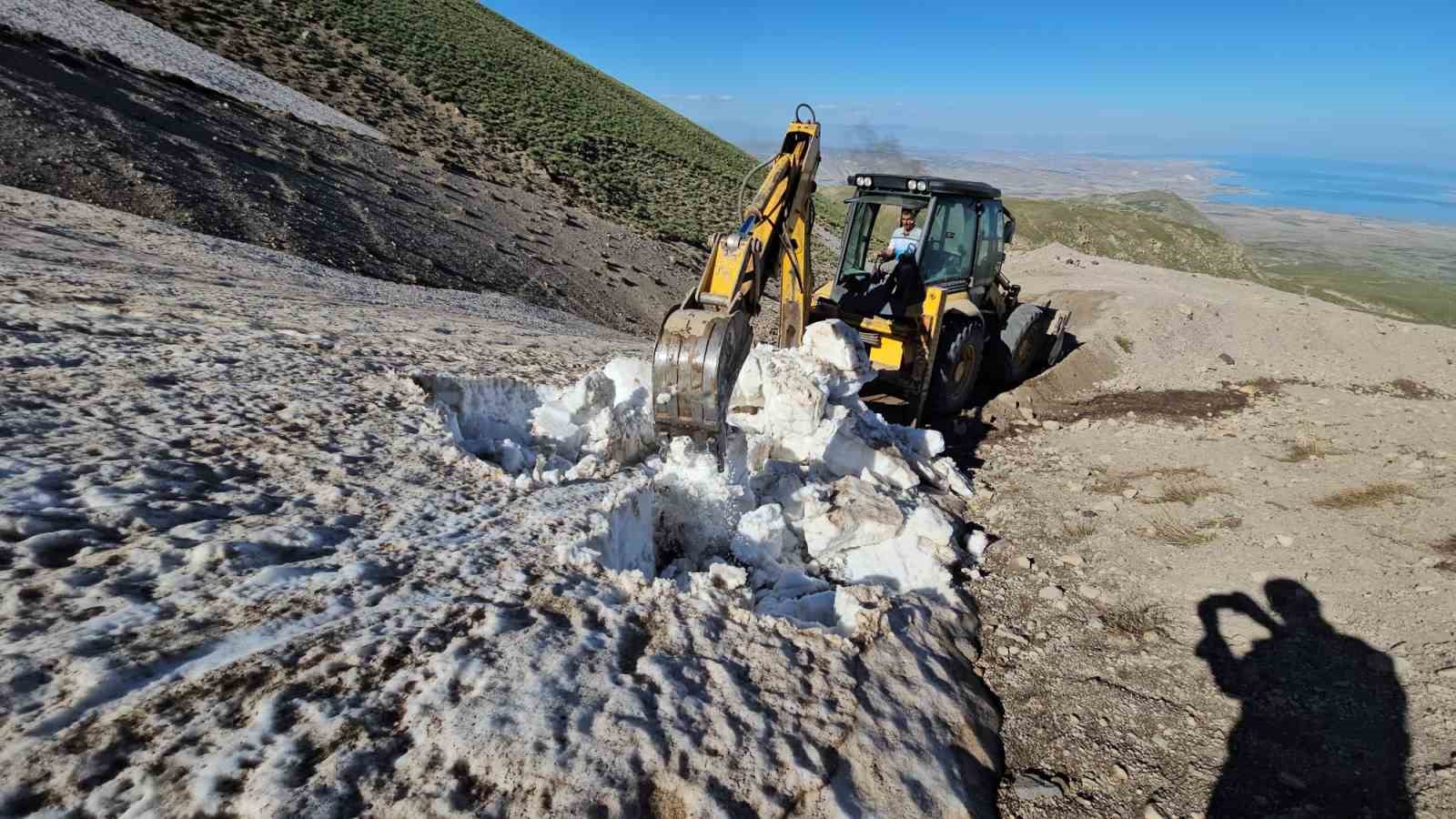 Aydınlar’da dağcılara büyük kolaylık: Süphan Dağı’nda yol açma çalışması 8 aydinlarda dagcilara buyuk kolaylik suphan daginda yol acma calismasi 4 GJUuUE56