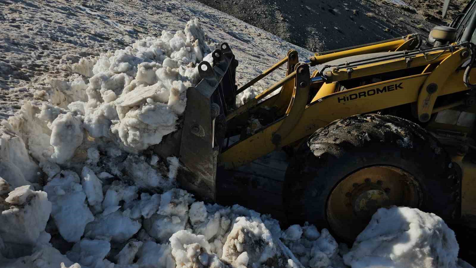 Aydınlar’da dağcılara büyük kolaylık: Süphan Dağı’nda yol açma çalışması 9 aydinlarda dagcilara buyuk kolaylik suphan daginda yol acma calismasi 5