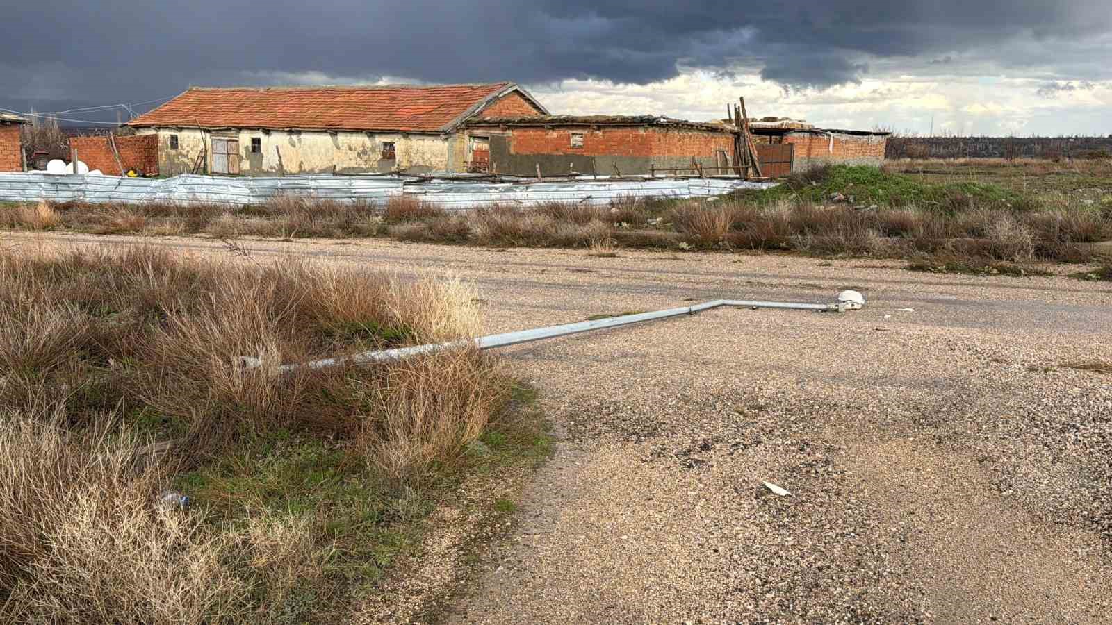 aydinlatma diregi yol ortasina devrildi faciadan donuldu 0 kiXv3Vlw