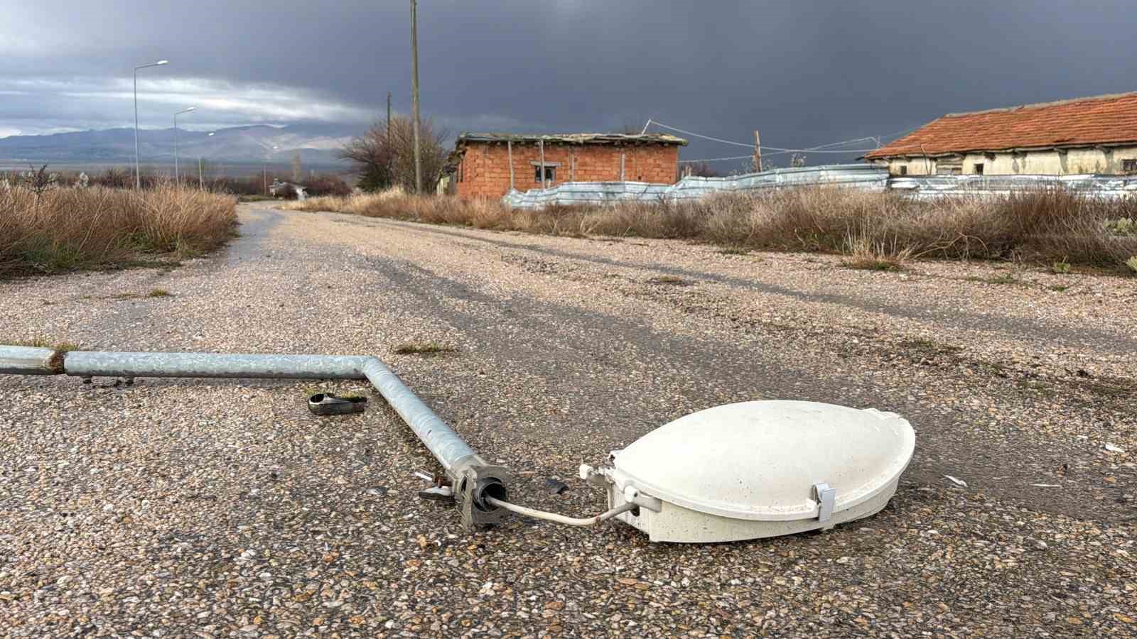 aydinlatma diregi yol ortasina devrildi faciadan donuldu 1 LmrMNkki