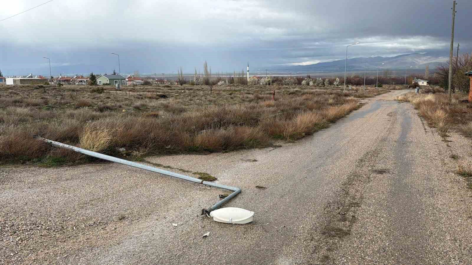 aydinlatma diregi yol ortasina devrildi faciadan donuldu 2