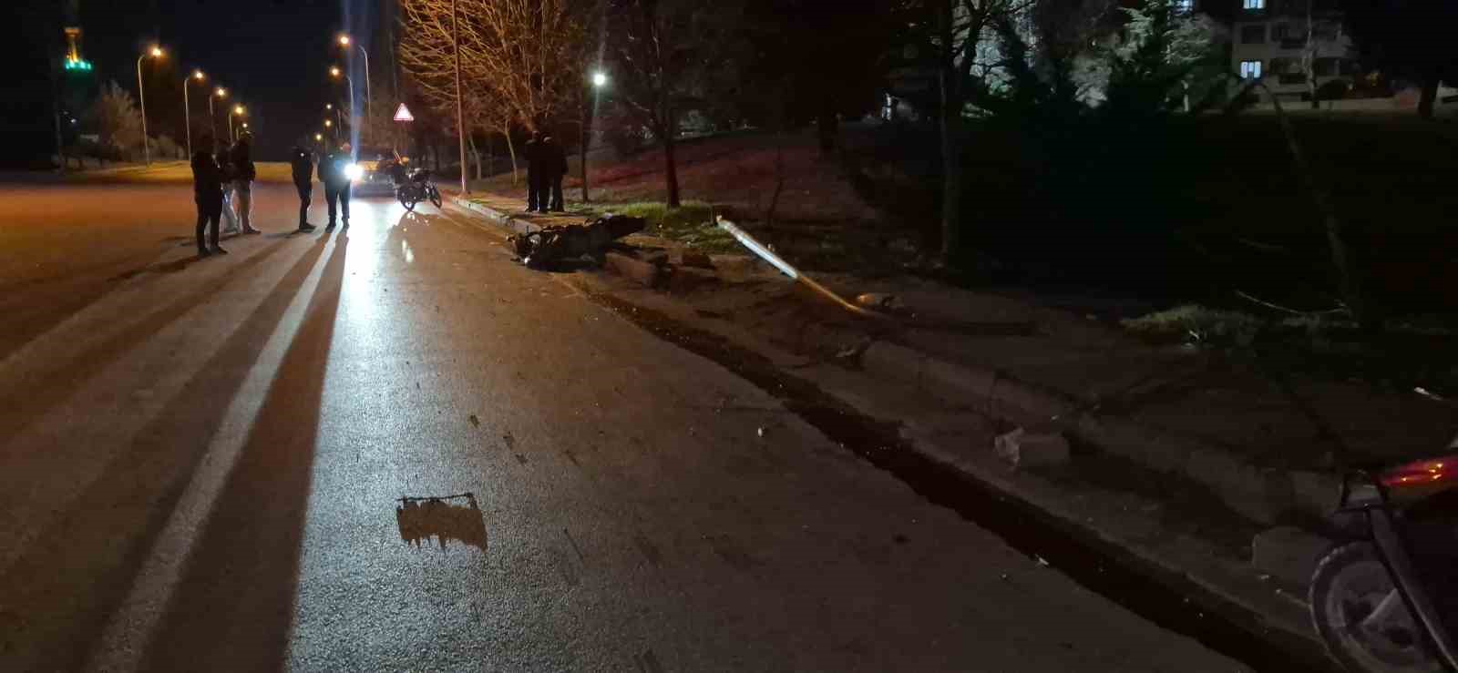 aydinlatma diregine carpan motosiklet surucusu hayatini kaybetti 3 lDvXywsO