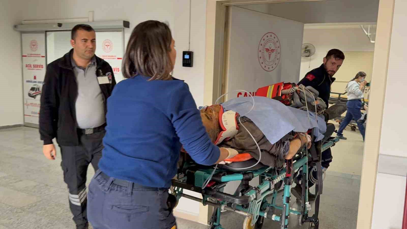 aydinlatma diregine carpan otomobil hurdaya dondu 1 olu 1 yarali 0