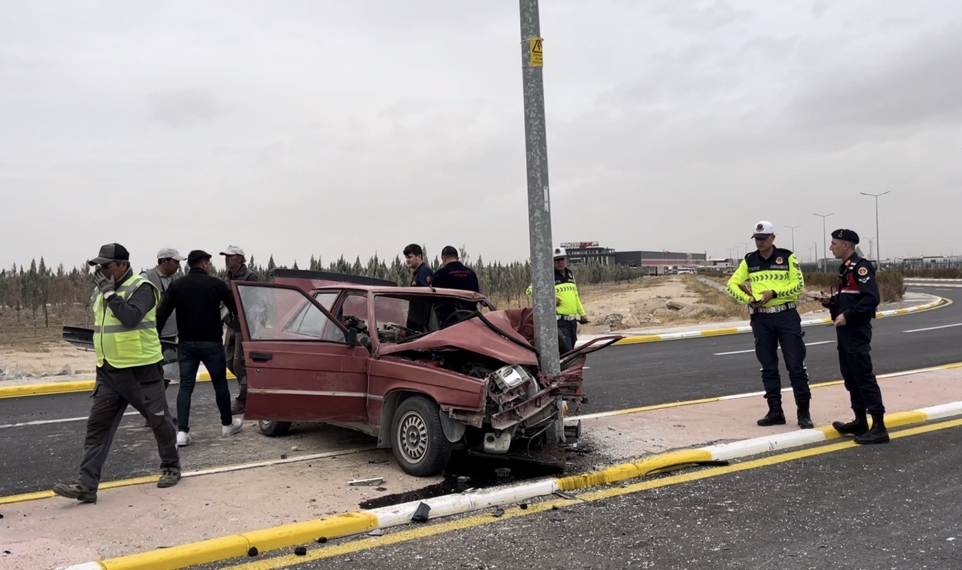 Aydınlatma direğine çarpan otomobil hurdaya döndü: 1’i ağır 2 yaralı 5 aydinlatma diregine carpan otomobil hurdaya dondu 1i agir 2 yarali 1 QDLWEC7q