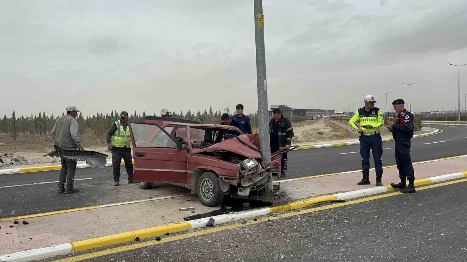 Aydınlatma direğine çarpan otomobil hurdaya döndü: 1’i ağır 2 yaralı 8 aydinlatma diregine carpan otomobil hurdaya dondu 1i agir 2 yarali 4 dl4KZTDe