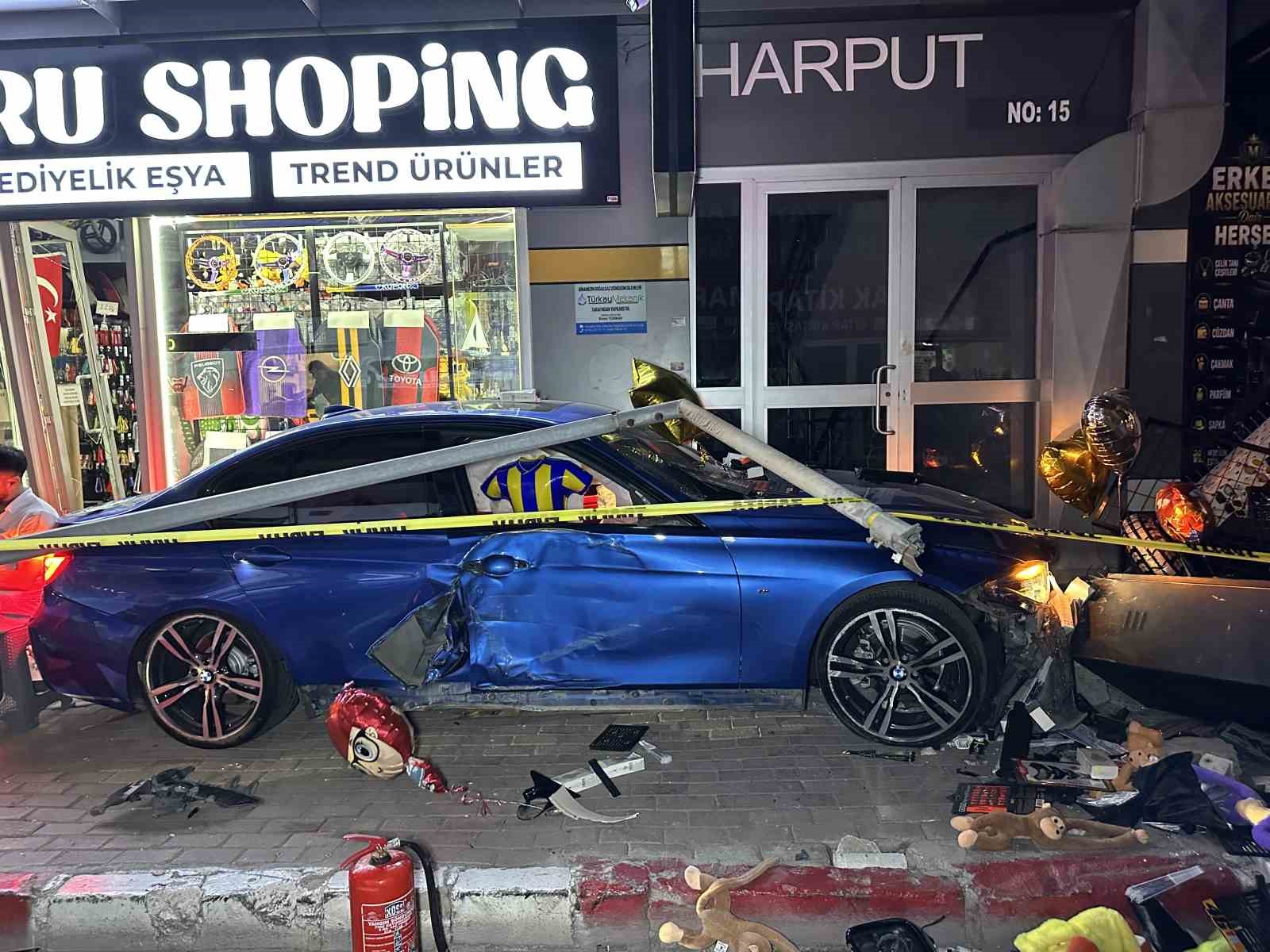 Aydınlatma direğine çarpan otomobil kaldırıma çıktı: 4 yaralı 4 aydinlatma diregine carpan otomobil kaldirima cikti 4 yarali 0 gaqdOXEN