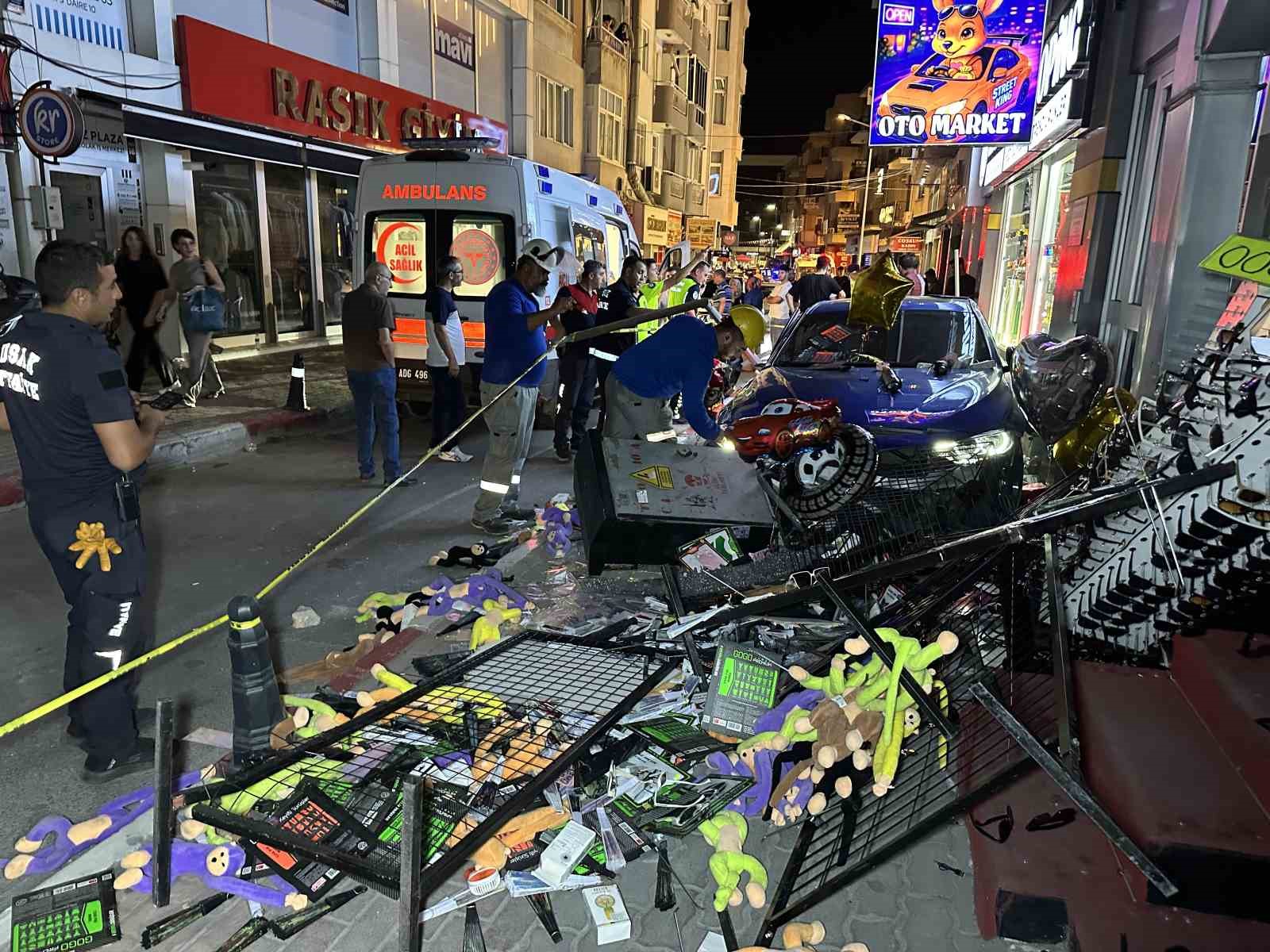 Aydınlatma direğine çarpan otomobil kaldırıma çıktı: 4 yaralı 6 aydinlatma diregine carpan otomobil kaldirima cikti 4 yarali 2 4jUZnSXY