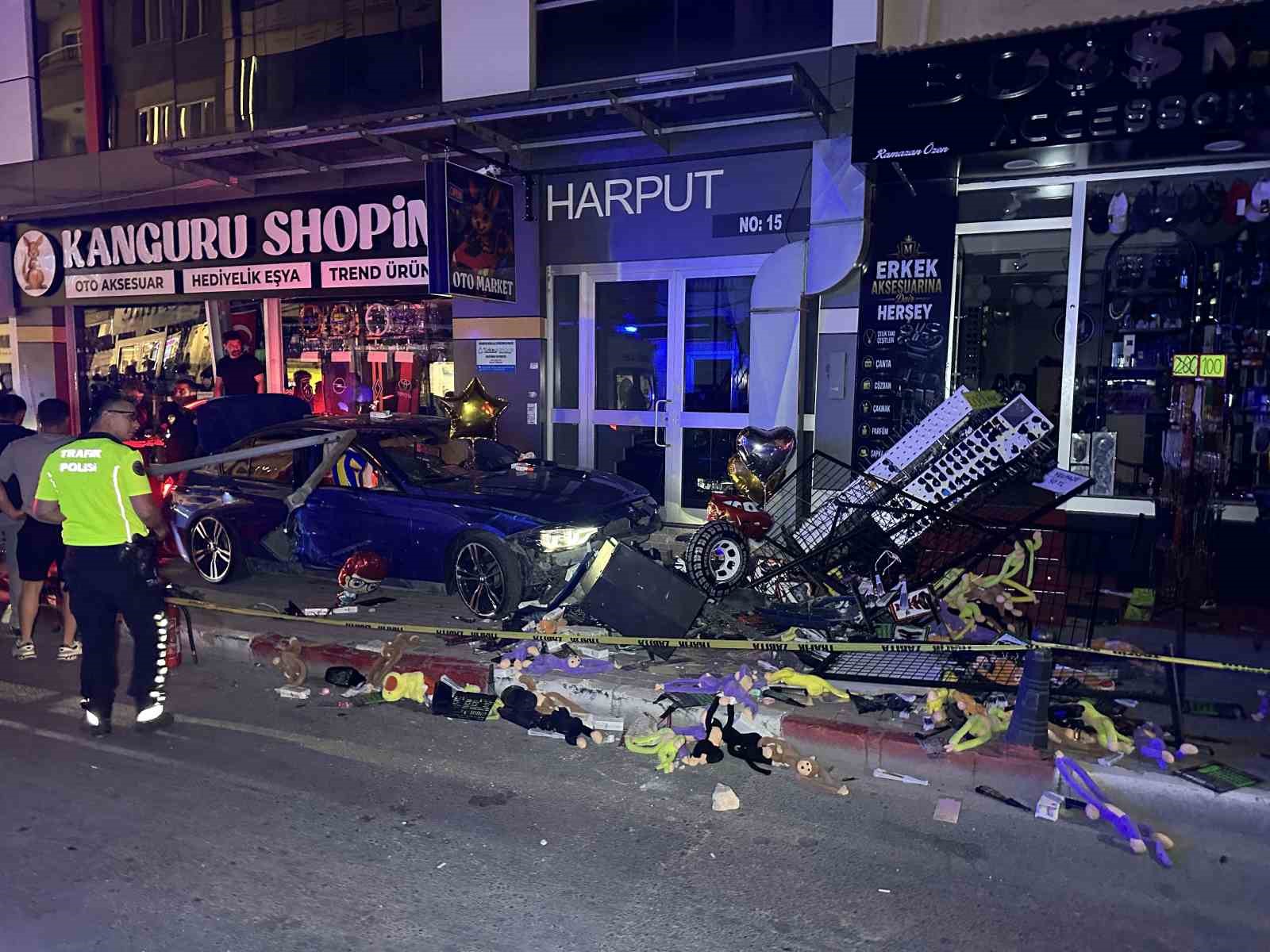 Aydınlatma direğine çarpan otomobil kaldırıma çıktı: 4 yaralı 7 aydinlatma diregine carpan otomobil kaldirima cikti 4 yarali 3 GPNaHpUe