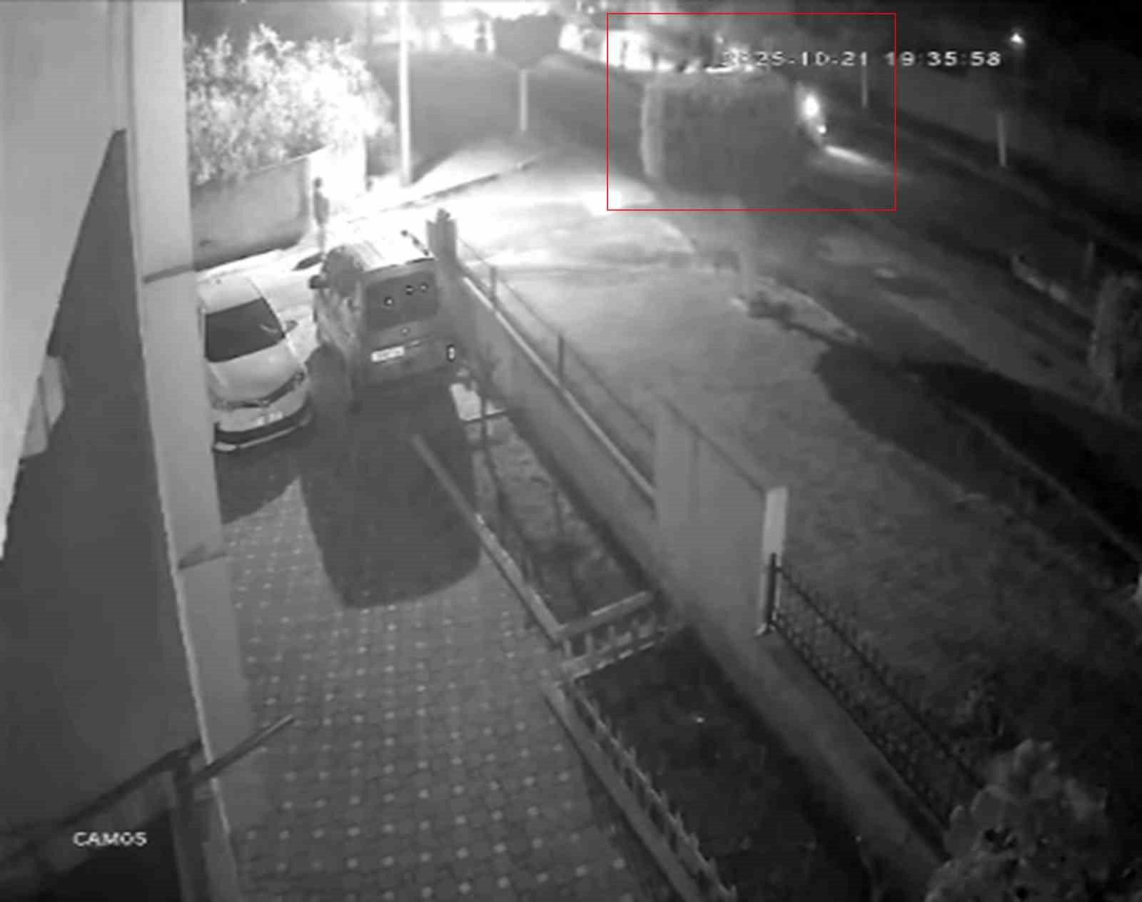 aydinlatma diregine carpan otomobilin takla attigi anlar kameraya yansidi 1 PJgks6UD