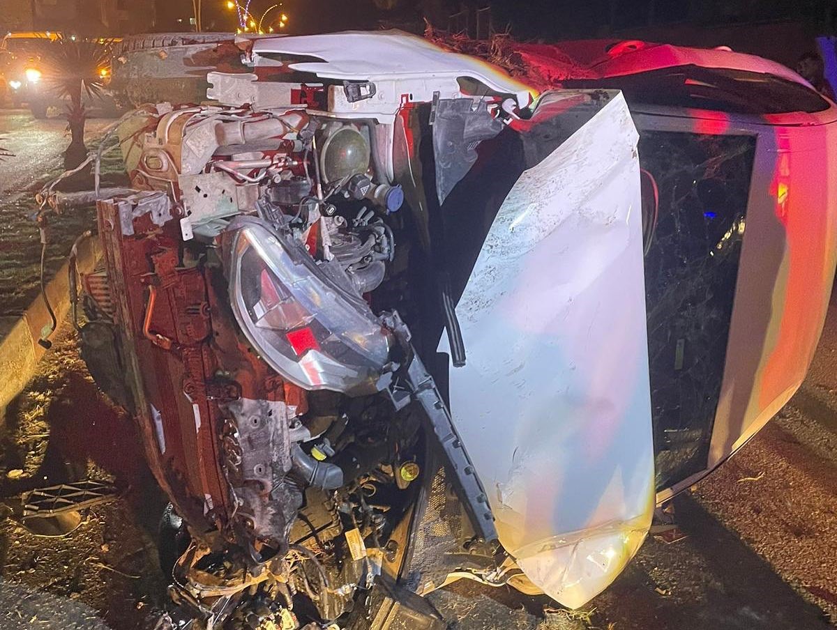 aydinlatma diregine carpan otomobilin takla attigi anlar kameraya yansidi 2
