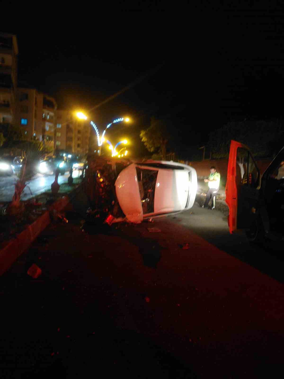 aydinlatma diregine carpan otomobilin takla attigi anlar kameraya yansidi 3 ckXKEEtP