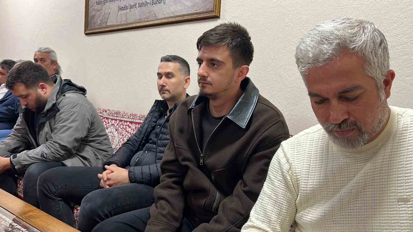 Ayla öğretmen için mevlit okutuldu 6 ayla ogretmen icin mevlit okutuldu 2 B44PRrDB