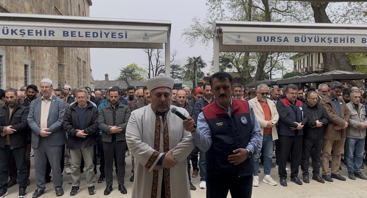 Ayla öğretmen ve 8 öğrenci için Bursa’da gıyabi cenaze namazı kılındı 4 ayla ogretmen ve 8 ogrenci icin bursada giyabi cenaze namazi kilindi 0 UC47fQHS