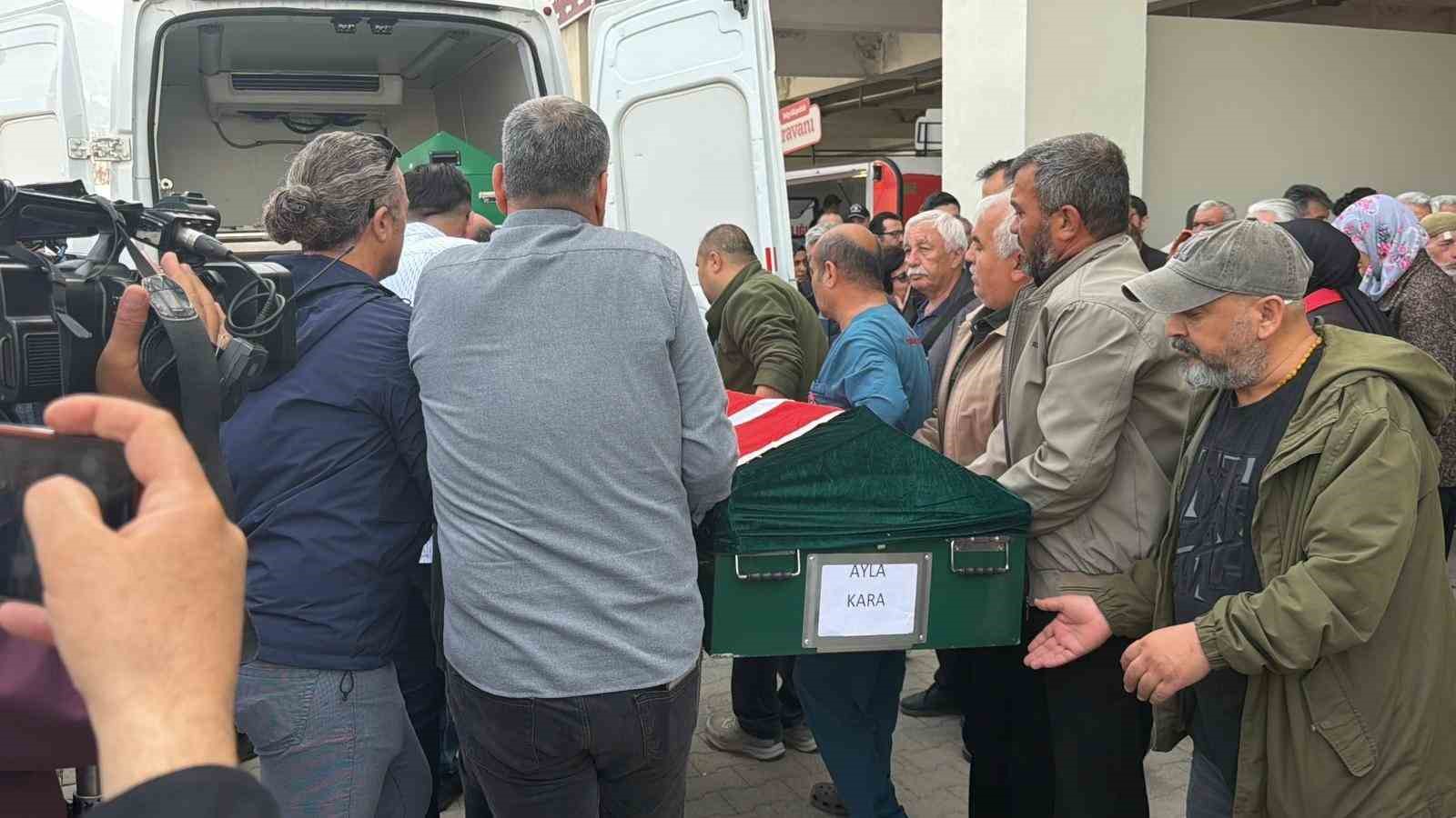 ayla ogretmenin cenazesi yakinlari tarafindan hastane morgundan alindi 5 gDtYtKUK