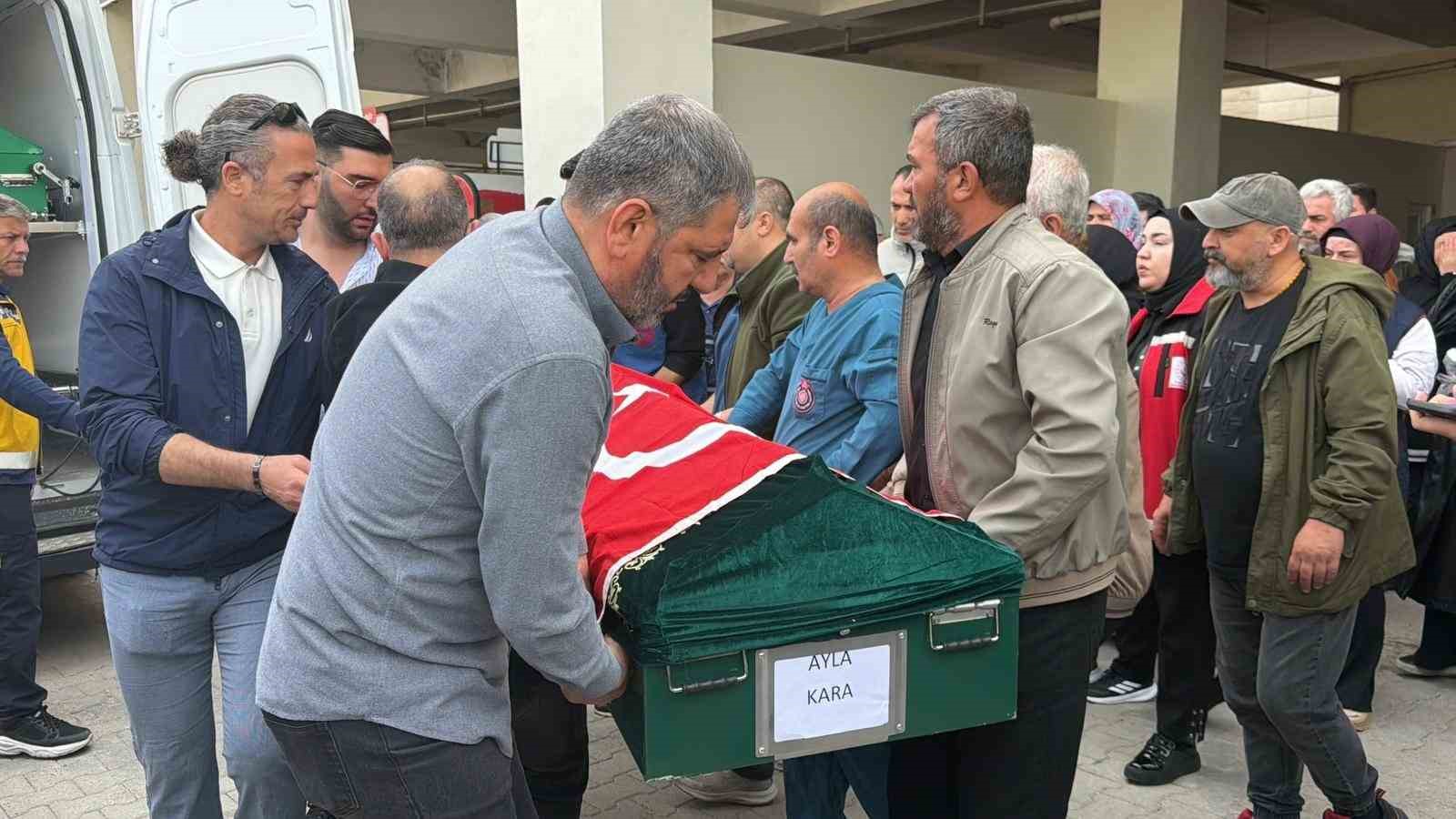 ayla ogretmenin cenazesi yakinlari tarafindan hastane morgundan alindi 6