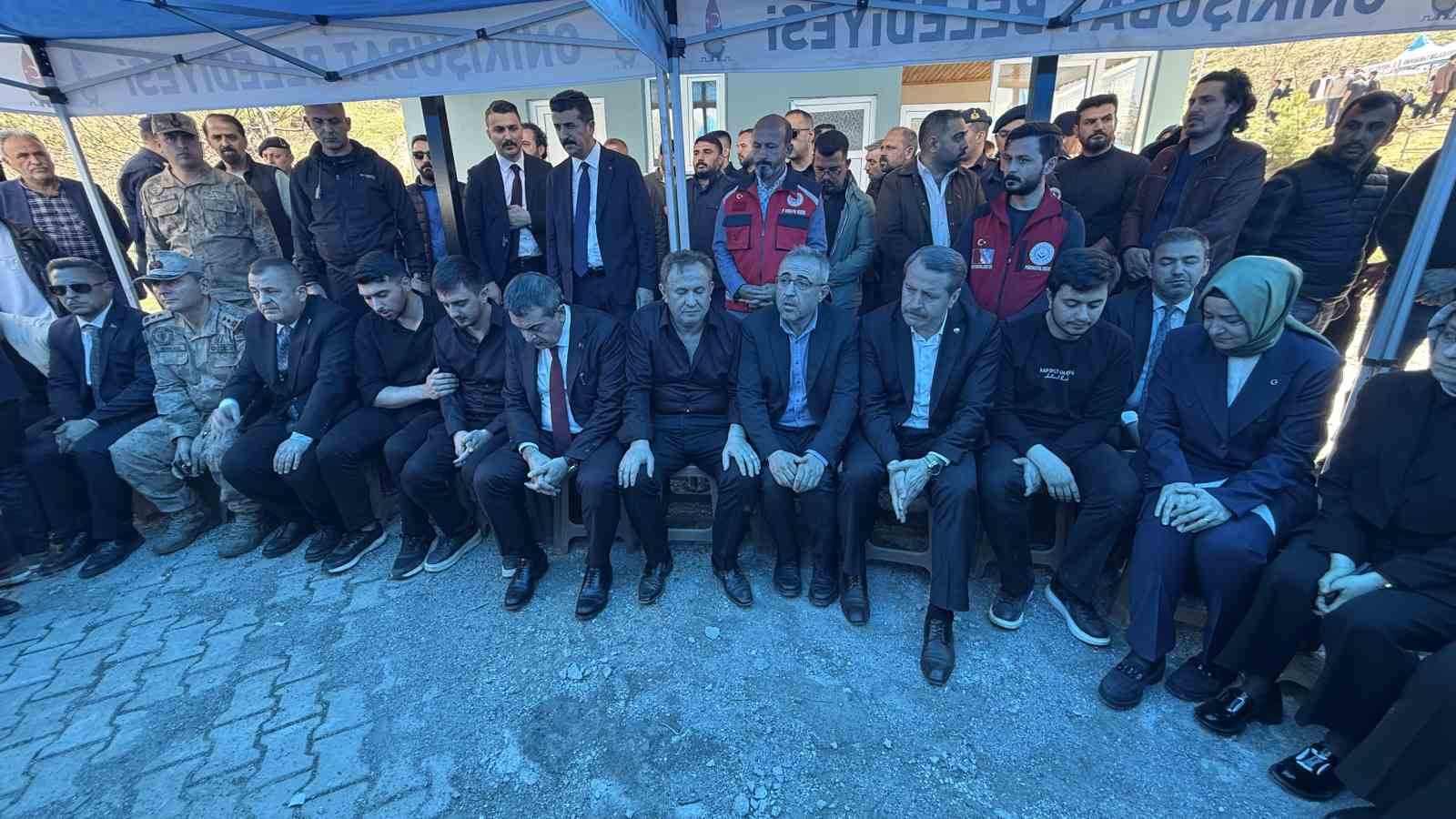 Ayla öğretmenin eşi: "Gurur duyuyorum, buraya ev yaptıracaktık, cenazesi geldi" 5 ayla ogretmenin esi gurur duyuyorum buraya ev yaptiracaktik cenazesi geldi 1