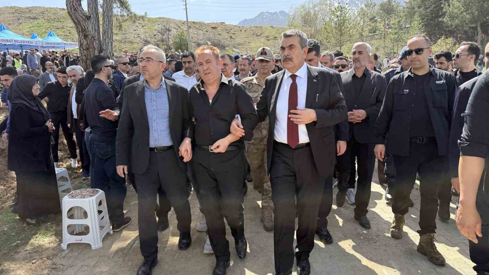 Ayla öğretmenin eşi: "Gurur duyuyorum, buraya ev yaptıracaktık, cenazesi geldi" 7 ayla ogretmenin esi gurur duyuyorum buraya ev yaptiracaktik cenazesi geldi 3