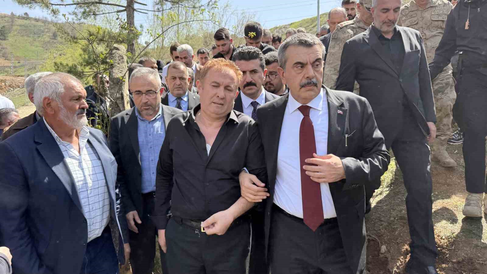 Ayla öğretmenin eşi: "Gurur duyuyorum, buraya ev yaptıracaktık, cenazesi geldi" 8 ayla ogretmenin esi gurur duyuyorum buraya ev yaptiracaktik cenazesi geldi 4 hkljMI5h