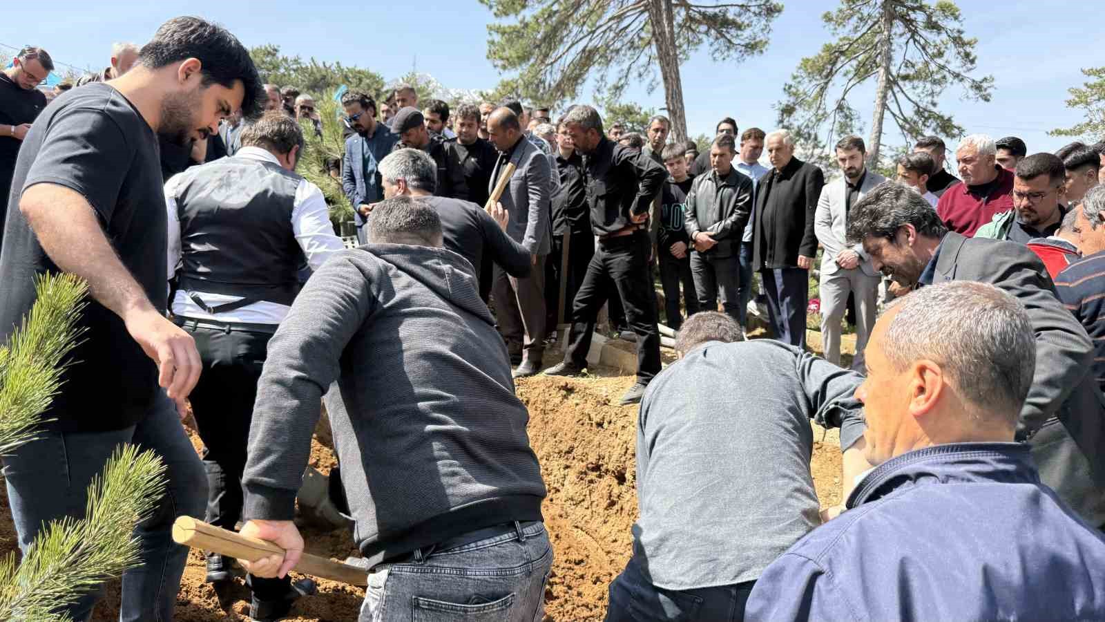 Ayla öğretmenin eşi: "Gurur duyuyorum, buraya ev yaptıracaktık, cenazesi geldi" 10 ayla ogretmenin esi gurur duyuyorum buraya ev yaptiracaktik cenazesi geldi 6 RLIqgRBy