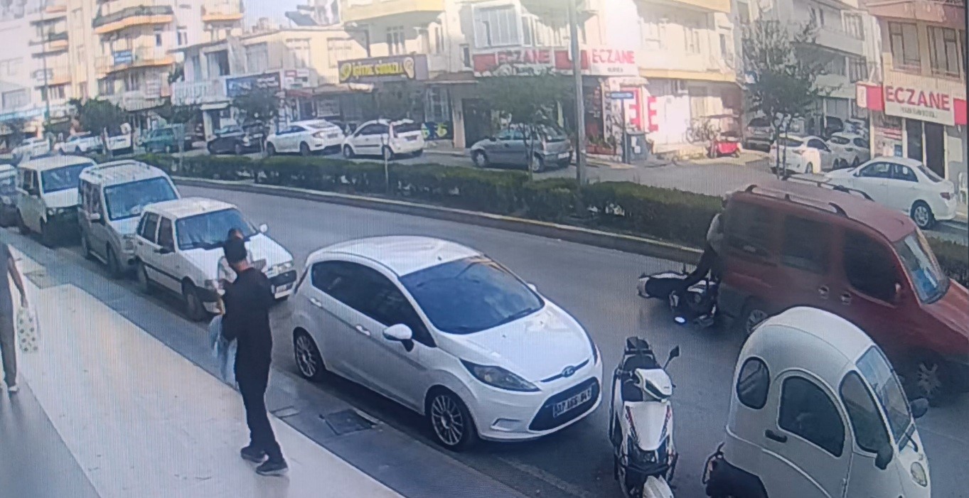 ayni cadde uzerinde 5 dakika arayla kaza 2 motosiklet surucusu yaralandi 1 RhvqYVB7