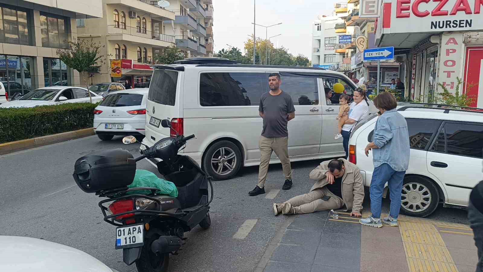 ayni cadde uzerinde 5 dakika arayla kaza 2 motosiklet surucusu yaralandi 3 lTtB1RPK