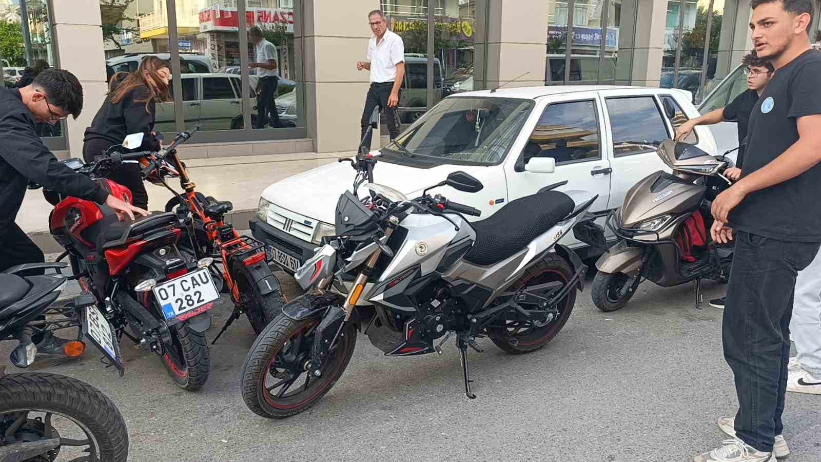 ayni cadde uzerinde 5 dakika arayla kaza 2 motosiklet surucusu yaralandi 6 AHJMUfKZ