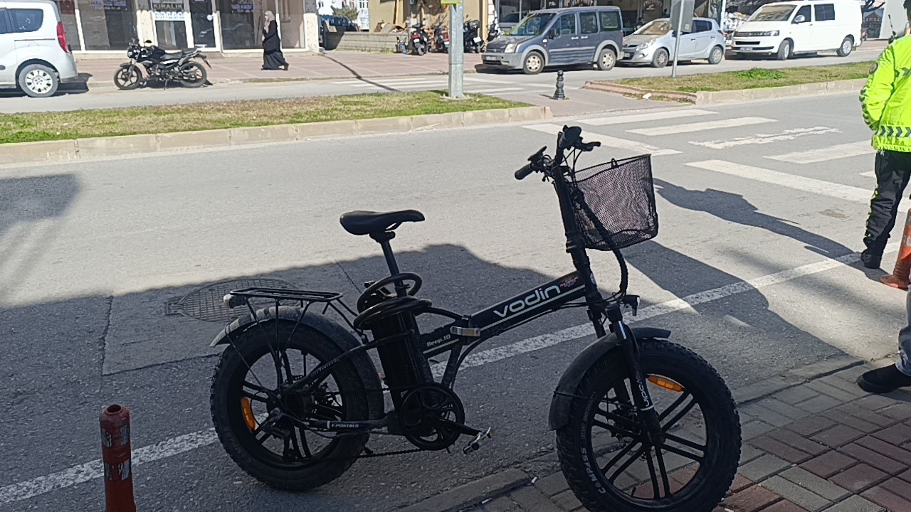Aynı istikamette giden motosiklet ile elektrikli bisiklet çarpıştı: 1 yaralı 4 ayni istikamette giden motosiklet ile elektrikli bisiklet carpisti 1 yarali 0