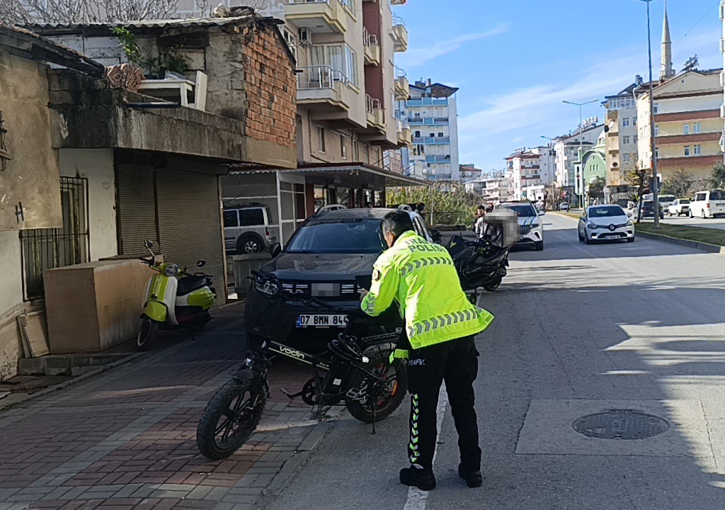 Aynı istikamette giden motosiklet ile elektrikli bisiklet çarpıştı: 1 yaralı 5 ayni istikamette giden motosiklet ile elektrikli bisiklet carpisti 1 yarali 1 15afDLud