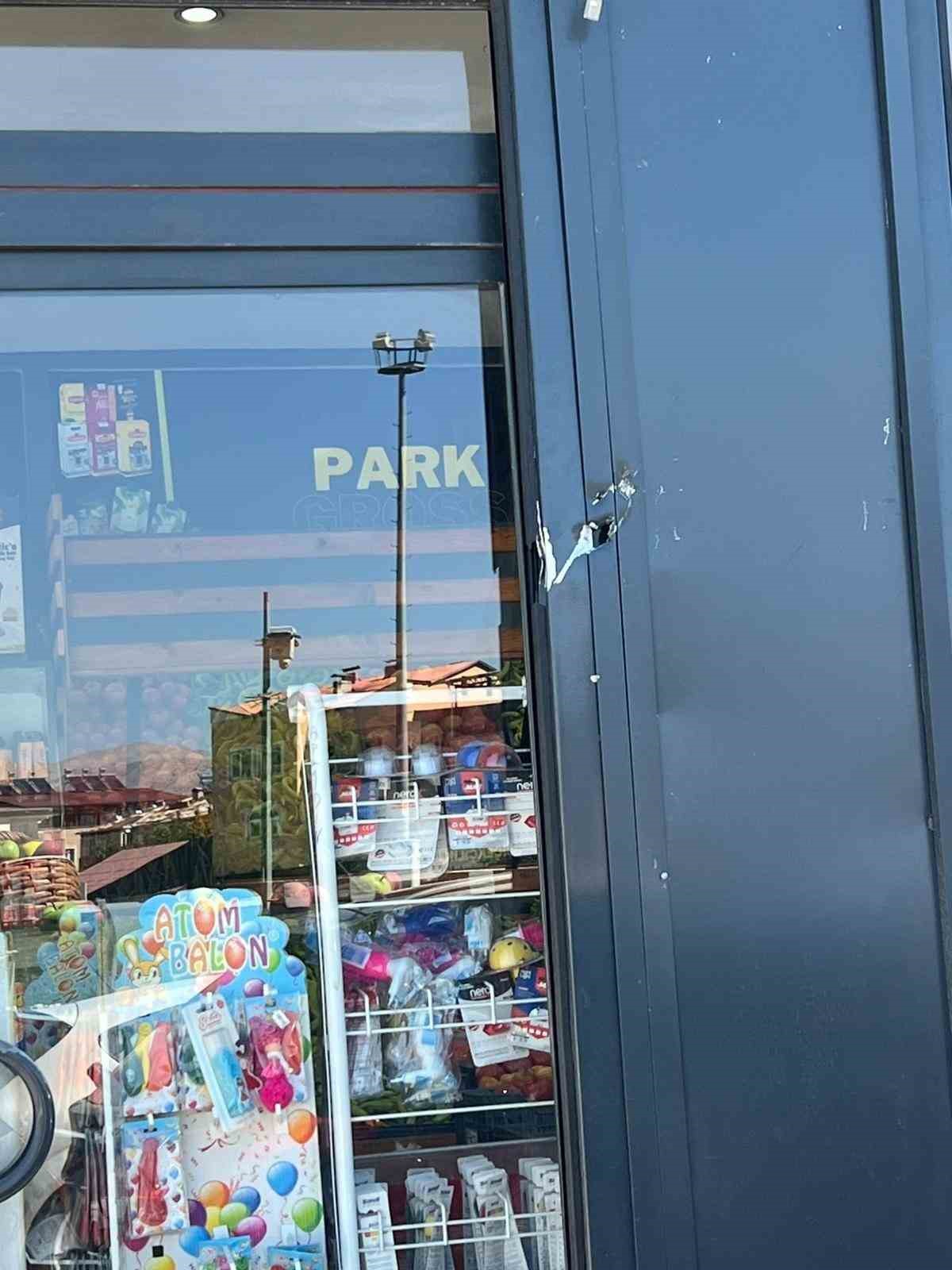 ayni markete 3uncu saldiri kamerada bu kez tabanca ile ates acildi 2 zrca9qcD