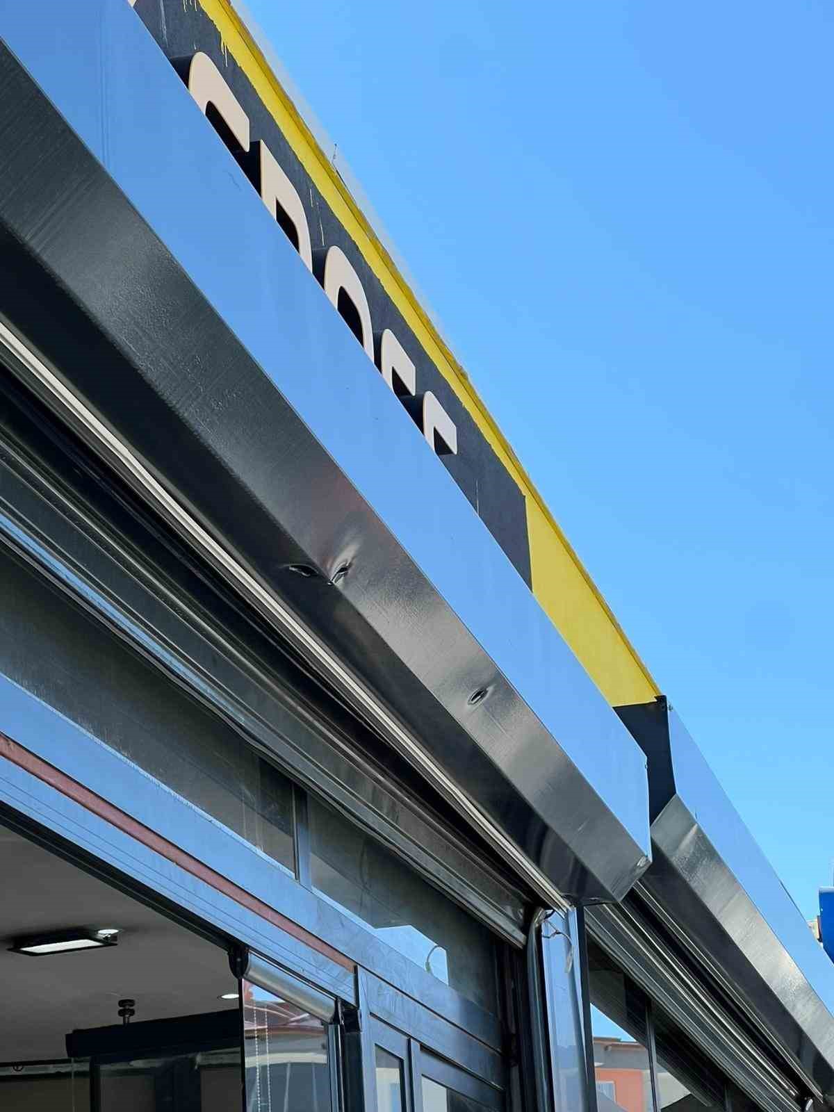 ayni markete 3uncu saldiri kamerada bu kez tabanca ile ates acildi 3 adjTL5Nz