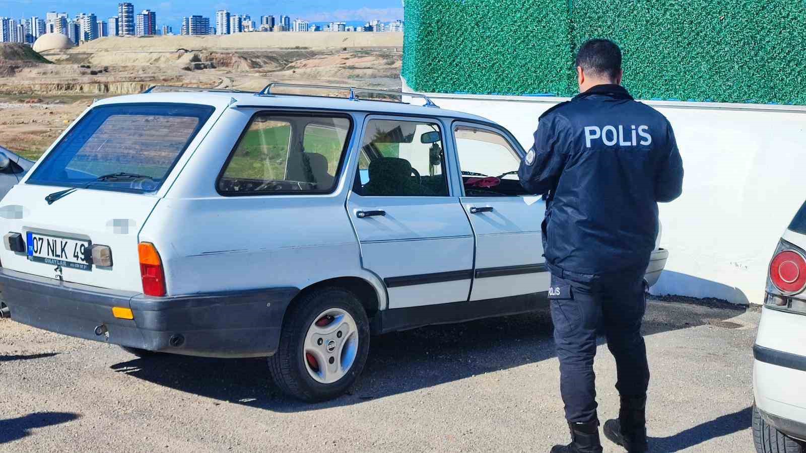 ayni otomobil uc kez hirsizlarin hedefi oldu once teybi sonra akusu ardindan komple calindi TbsfblU5