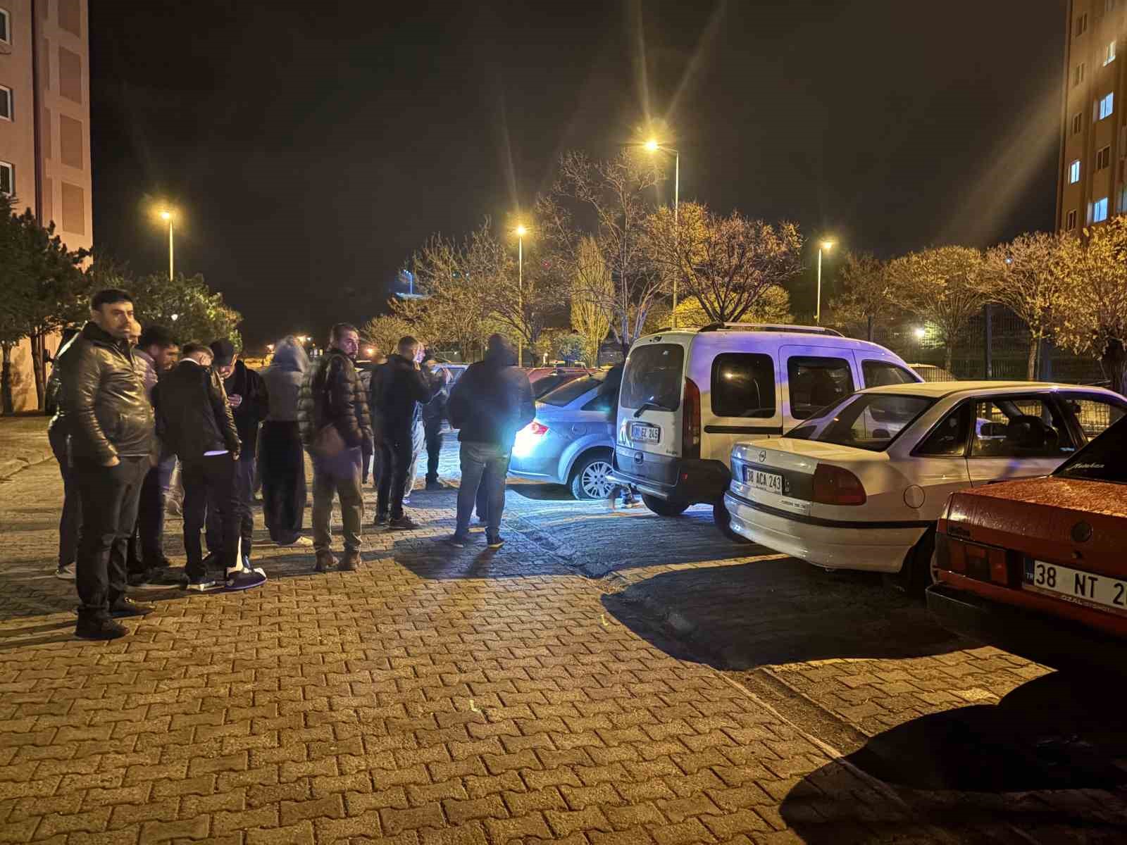 ayni otoparktaki 5 otomobilin lastigini kestiler 6 brY8q2k9