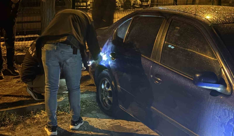 ayni-otoparktaki-5-otomobilin-lastigini-kestiler-mabBfRl3.jpg