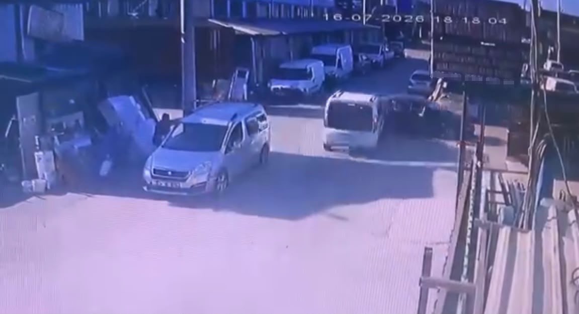 ayni sokakta pes pese kazalar kamerada 1 YvwigFzL